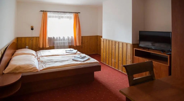 Hacienda Cert, Rezerwuj Hotel Hotele w Jizera Mountains z parkingiem, Parking