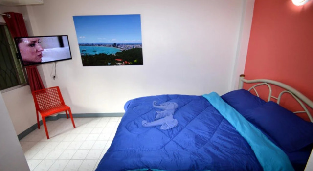 DDINN BEACH GUESTHOUSE, Забронировать Хостел Хостелы Южной Паттайя, рядом с Пляж Иньом, Хостел