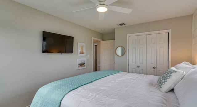 Canal Access & Decks: Bayfront Jamaica Beach House, Забронировать Дом для отпуска Джамайка-Бич США
