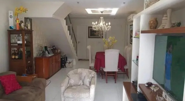 Casa com 4 quartos e piscina