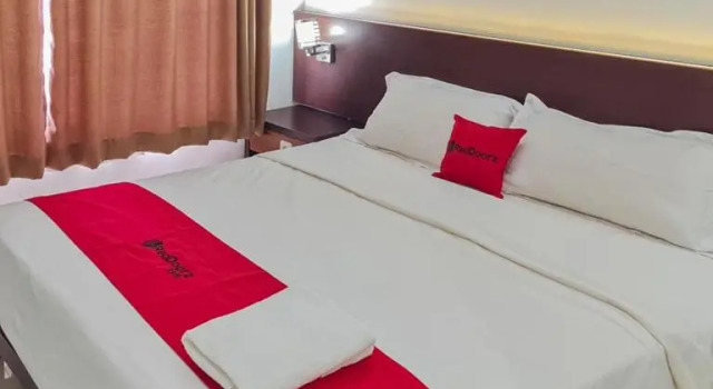 RedDoorz Plus at Hotel Royal Palangka Raya, Book Hotel Hotels in Kalimantan with a Pool, Swimming Pool