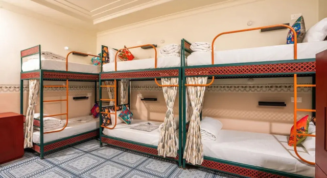 Кровать в общем номере The Hosteller Agra