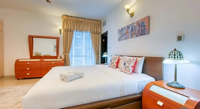 Expansive 2BR in La Riviera by Deluxe Holiday Homes, Забронировать Отель Дубай Эмират Дубай, рядом с Dubai Marina Yacht Club