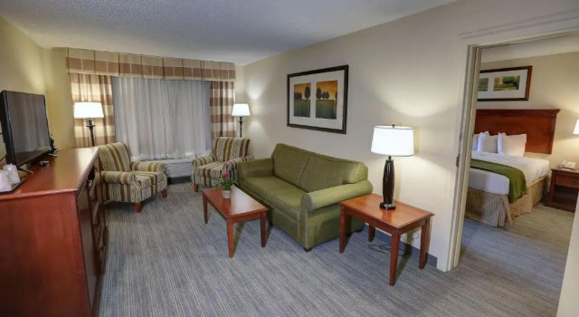 Четырёхместный люкс c 1 комнатой Country Inn & Suites by Radisson, Charlotte I-85 Airport, NC