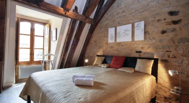 Апартаменты Le Grenier du Chapitre son loft avec les poutres et lappartement une chambre sans les poutres