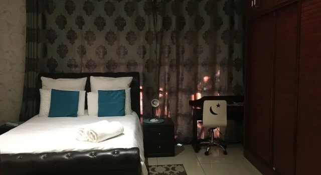 Blomsbed Inn, Rezervovat Penzión Hotely v Central District s parkováním, Parkování