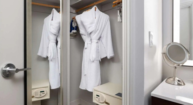 Четырёхместный номер Standard с балконом и с видом на залив Hilton Galveston Island Resort