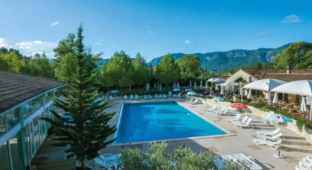 Nice Bungalow With Dishwasher on a Green Domain, Rezervovat Hotel Hotely v Corbières s bazénem, Bazén