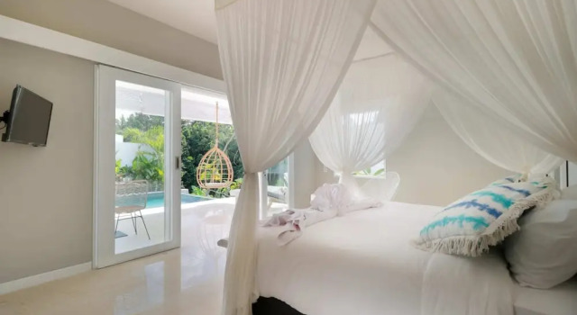 Romantic Jungle Villa, 1 BR, Ubud With Staff