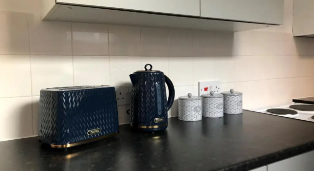 Coventry Cosy House, City Centre, Free Parking, Sleeps 5, by EMPOWER HOMES rates incl VAT, Rezervați Hotel Coventry West Midlands, aproape de SkyDome Arena
