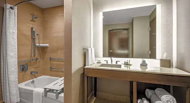 Номер Premium Embassy Suites by Hilton Jonesboro Red Wolf Convention Center