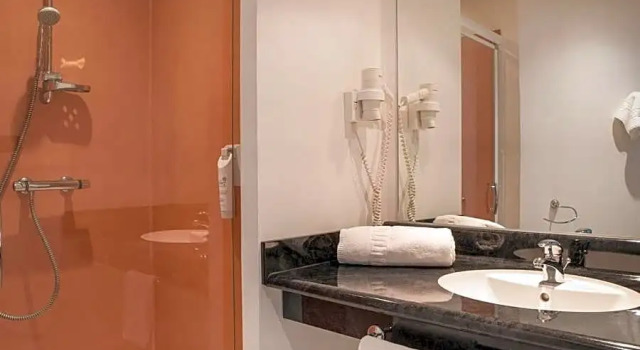 Номер Comfort Brit Hotel Bressuire