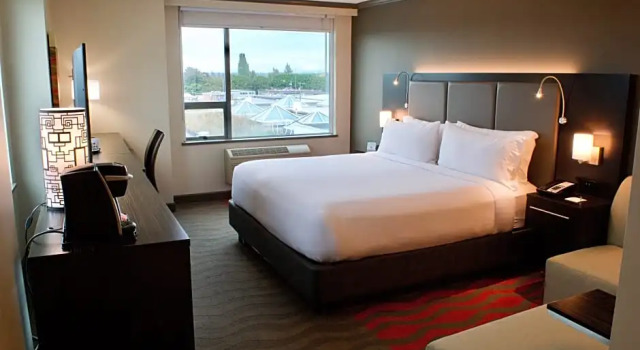 Двухместный номер Standard с видом на горы Holiday Inn Vancouver Airport Richmond by IHG