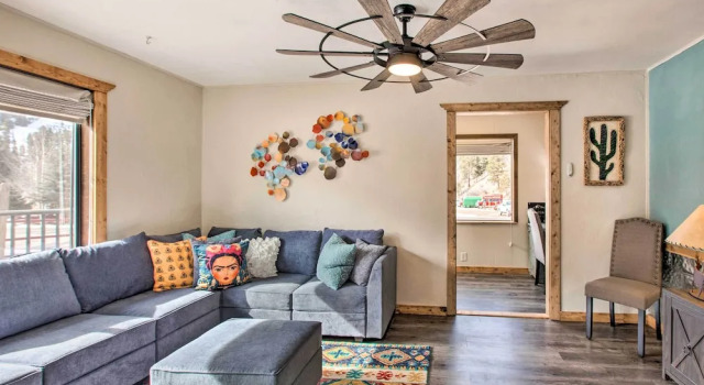 Walk to Main St & Riverfront Trail: Mtn-view Condo, Varaa Huoneisto Red River 