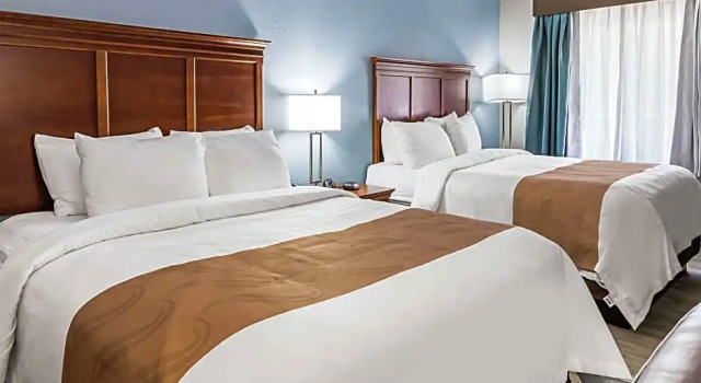 Четырёхместный номер Standard Farragut Inn & Suites