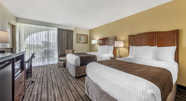 Четырёхместный номер Standard с балконом Best Western Plus North Miami-Bal Harbour