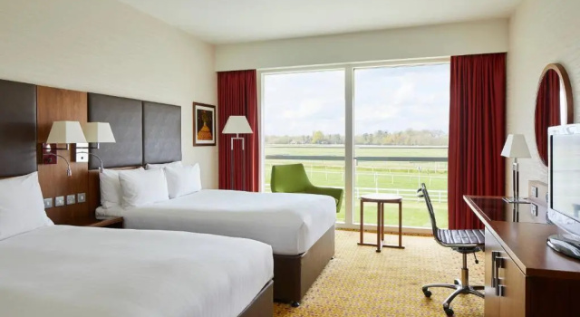 Четырёхместный номер Superior Lingfield Park Marriott Hotel & Country Club
