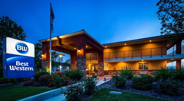 Кровать в общем номере Best Western Willows Inn