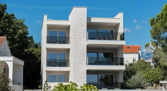 Bumblebee apartments & rooms with pool