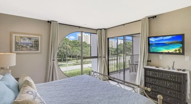 Grandview 305, Marco Island Vacation Rental 2 Bedroom Condo by Redawning, Забронировать Отель Отели Марко-Айленд с бассейном, рядом с Пляж Мэрриотт, Бассейн