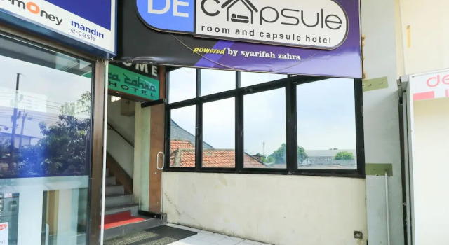 Hotel De Capsule, Book Hotel Hoteller i Waru med parkering, Parkering