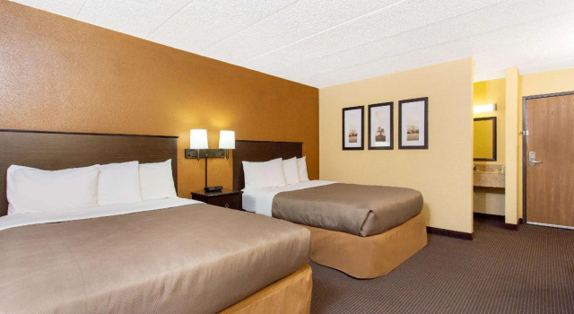 Четырёхместный номер Standard AmericInn by Wyndham West Bend