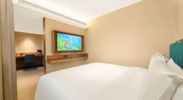 Люкс с 2 комнатами с балконом Aiju Art Hotel (Yingkou Institute of Technology Olympic Sports Center)