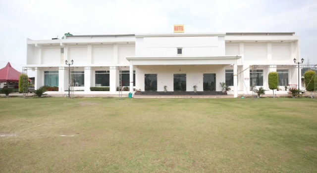 OYO 12766 Nimantran Resort, Book Resort Baddi North Zone