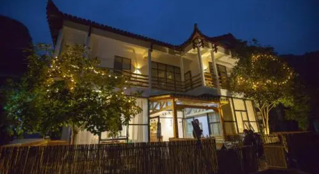 One Artisitic Guesthouse No. 3, Забронировать Отель Чжанцзяцзе Хунань