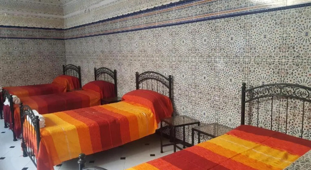 Кровать в общем номере (мужской номер) Dar Merzouga Meknes