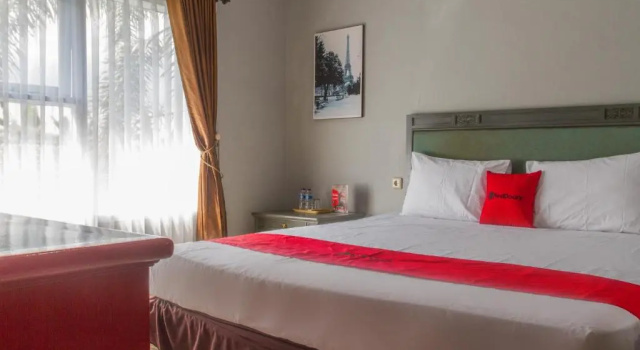 Deluxe Doppel Zimmer RedDoorz Plus @ Otista Garut