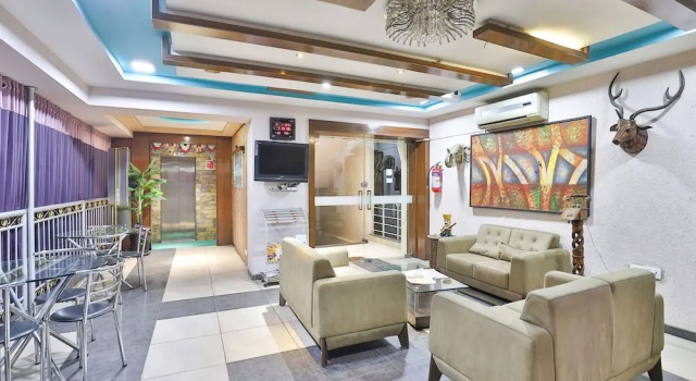 OYO 4161 Hotel Shailly Inn, Boek Hotel Vastrapur 