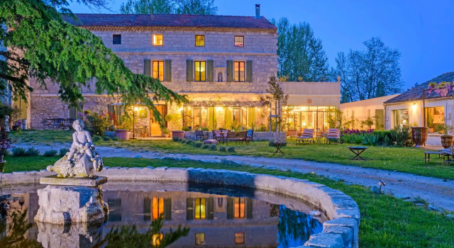 Bastide de Bellegarde, Забронировать Отель «постель и завтрак» Отели Авиньона с парковкой, Парковка