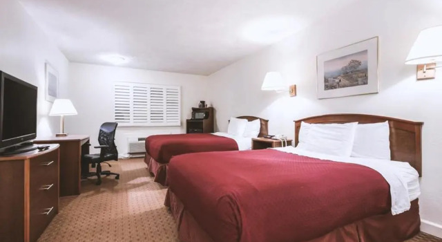 Четырёхместный номер Deluxe Sky Palace Inn & Suites McCook
