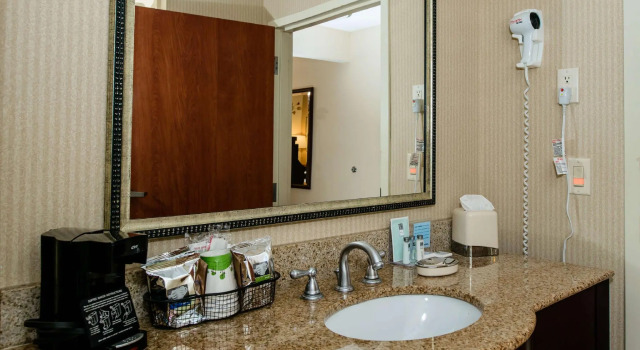 Четырёхместный номер Standard Hampton Inn Victoria