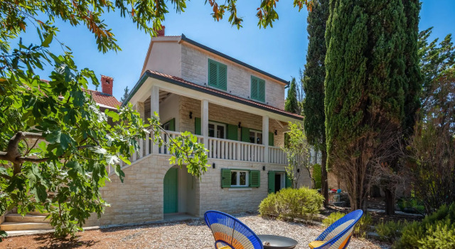Sina in Splitska with 4 bedrooms and 3 bathrooms