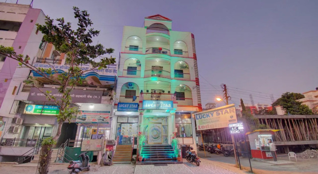 OYO 19830 Hotel Lucky Star