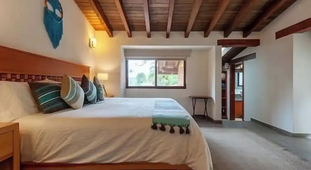 Incredible Property with Huge Garden and Pool!