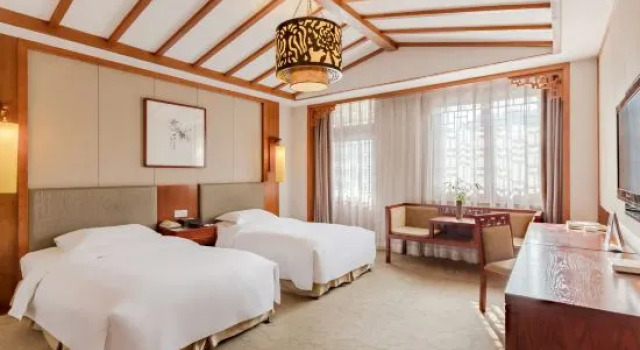 Номер Standard с видом на озеро Taohuatanpan Holiday Hotel