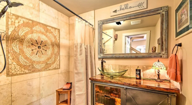 Cozy Home w/ Media Room: Short Walk to Taos Plaza!, Забронировать Отель Отели Таос с парковкой, рядом с Kakawa Chocolate House, Парковка