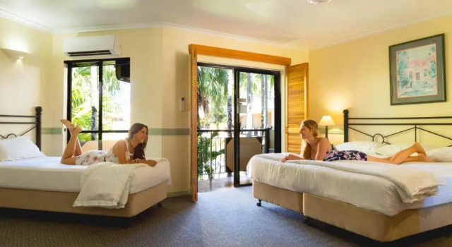 Семейный номер Standard с видом на бассейн Palm Royale Cairns