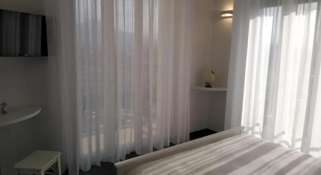 Delia Rooms & Gallery