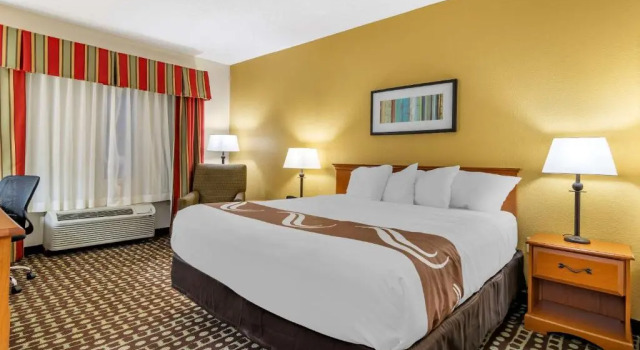 Номер Standard Quality Inn Fayetteville Near Historic Downtown Square