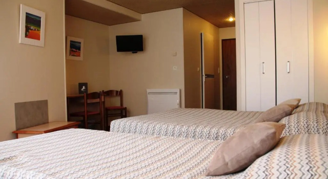 Четырёхместный номер Standard Logis Hôtel & Restaurant Le Cheval Blanc et Clovis