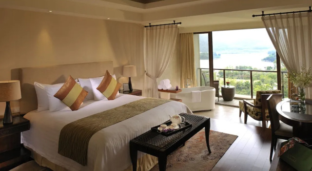 Двухместный номер Standard с балконом и с видом на озеро New Century Resort Jiu Long Lake Ningbo