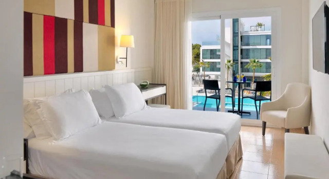 Двухместный номер с видом на бассейн Отель H10 Casa del Mar