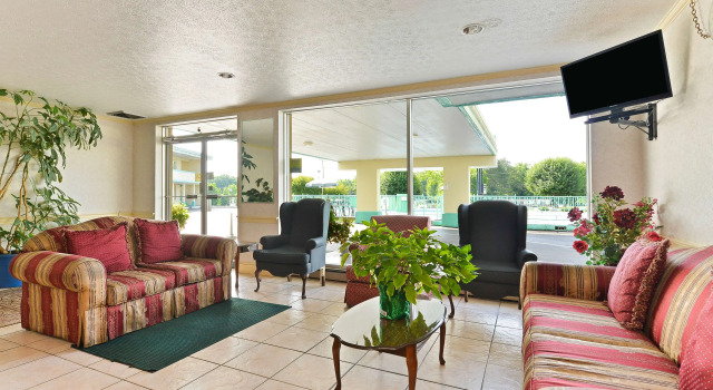 Americas Best Value Inn Suites South Boston, Buchen Sie Gasthaus Hotels in South Boston mit Pool, Schwimmbad