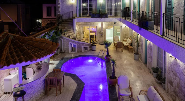 Avlu Alacati Butik Otel