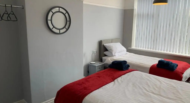 Modern fully refurbished 3 bedroom home, Book Hotel Blackpool Lancashire, near Blackpool Cricket Club