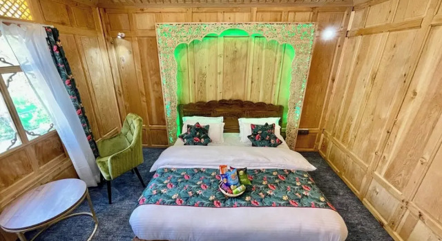 The Apollo 11 Heritage Luxury Houseboat, Забронировать Дом для отпуска Коттеджи Jammu & Kashmir Ski, Коттедж